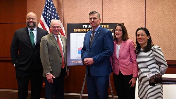 Senator Kaine poses with Senator Martin Heinrich (D-NM), Natural Resources Defense Council’s Senior Vice President of Climate Jackie Wong, Sierra Club’s Executive Director Ben Jealous, and League of Conservation Voters’ Senior Vice President of Government Affairs Tiernan Sittenfeld.